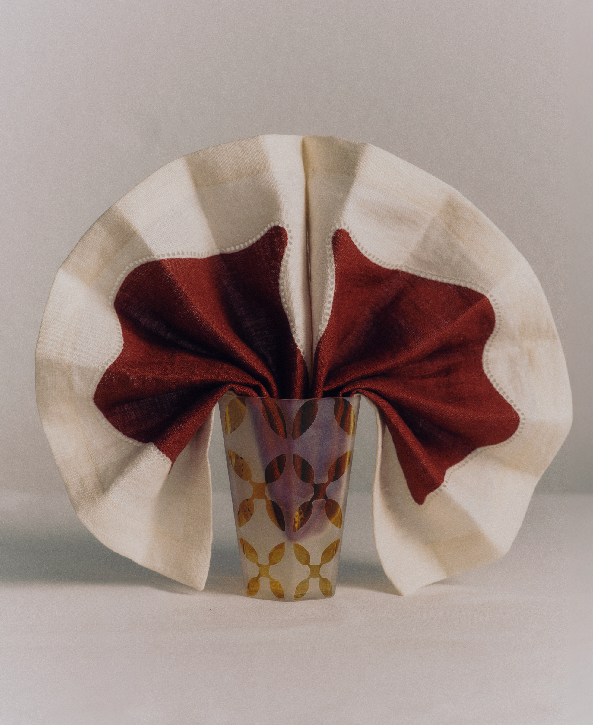 Les Courbes Napkin in Carmin