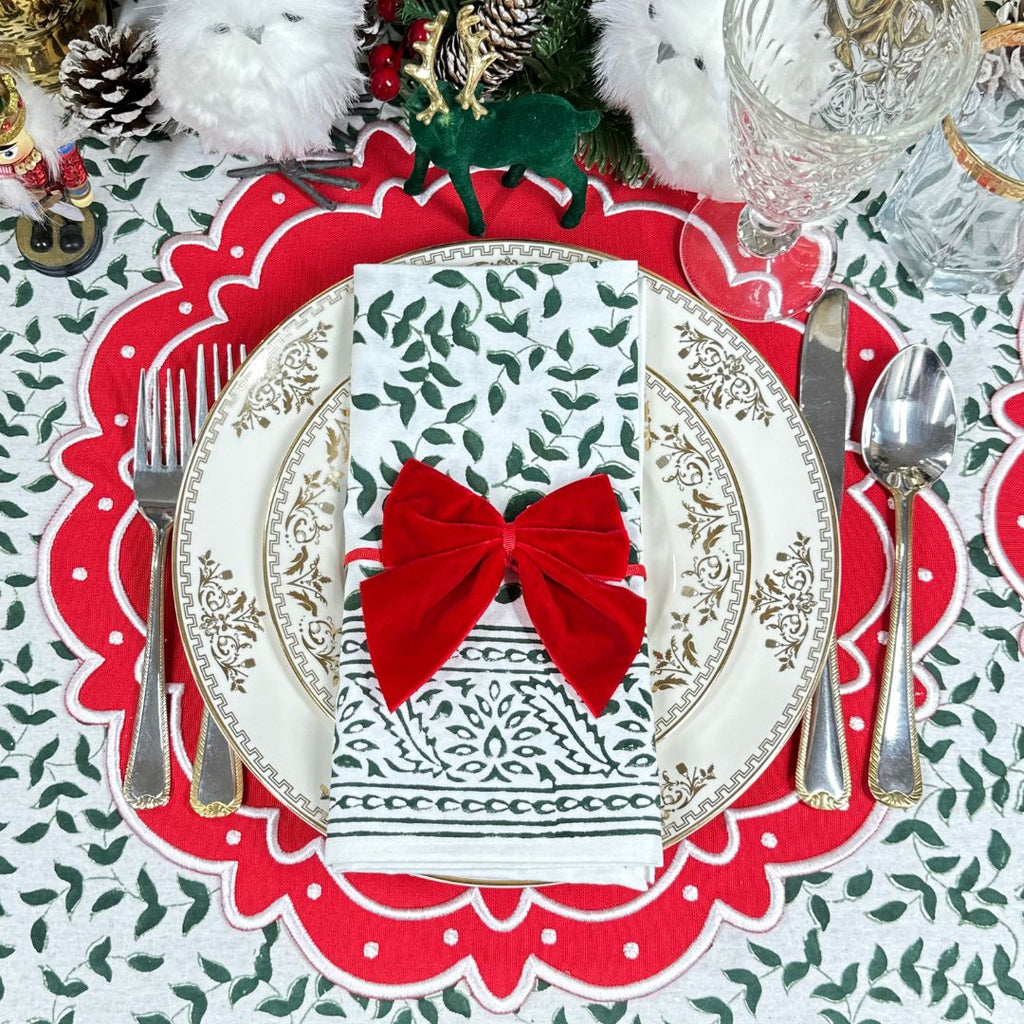 Green leaf tablecloth and red ava luxury placemats red velvet bows