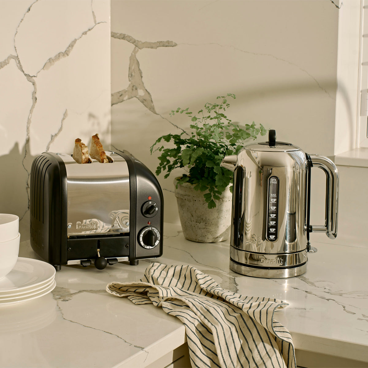 2 Slot Classic Toaster in Matte Black