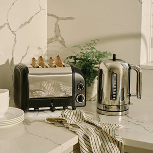 4 Slot Classic Toaster in Matte Black