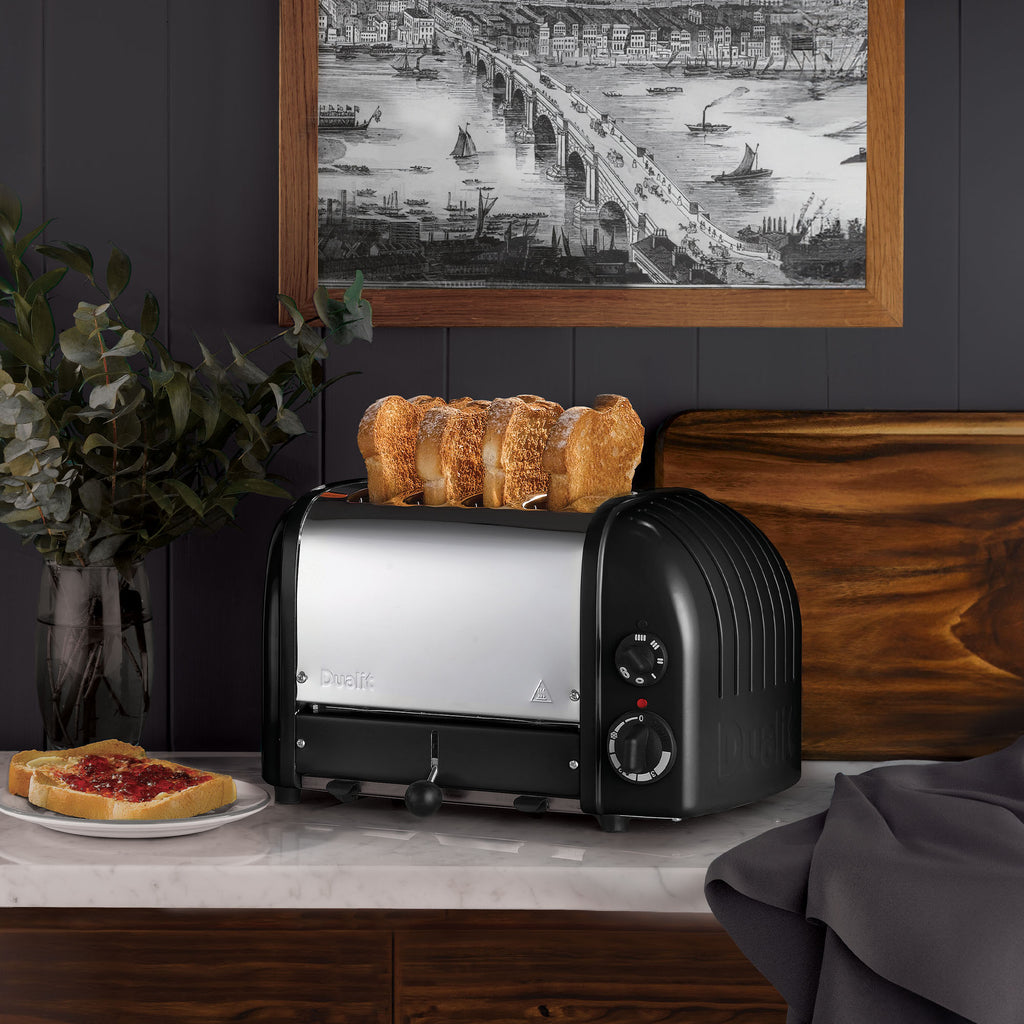 4 Slot Classic Toaster in Matte Black