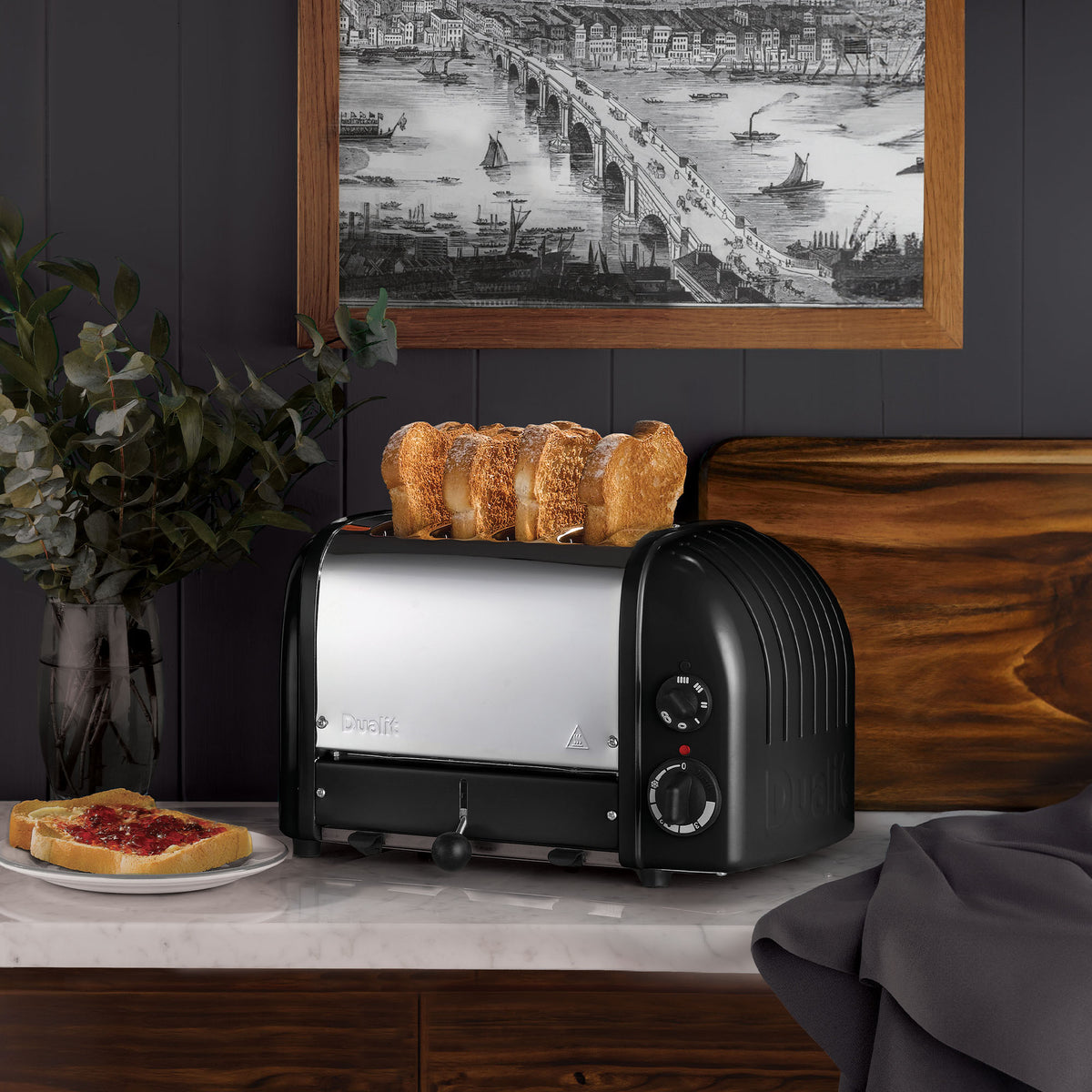 4 Slot Classic Toaster in Matte Black