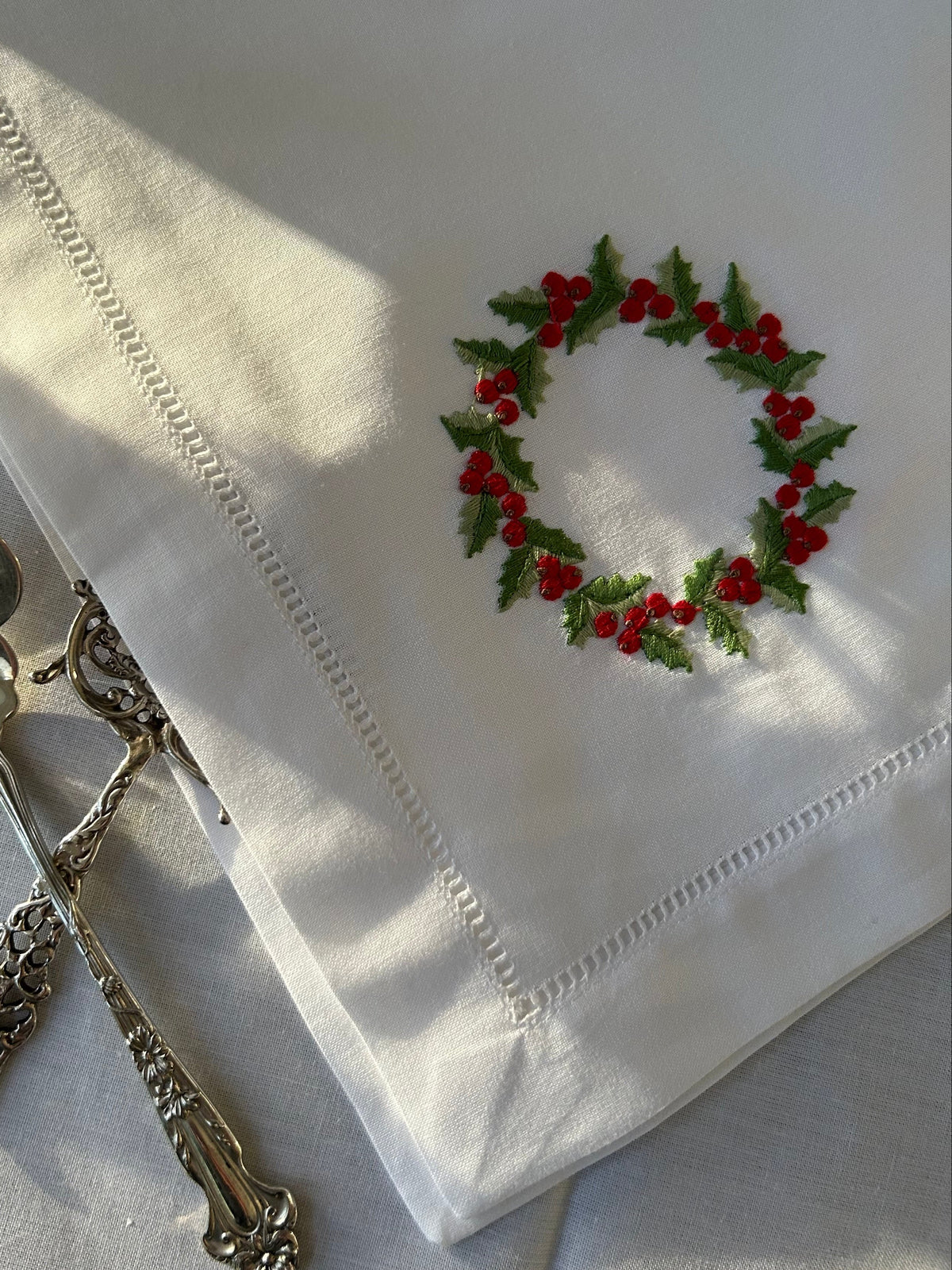 Dinner Napkin in Christmas Berry Wreath, Set of 2