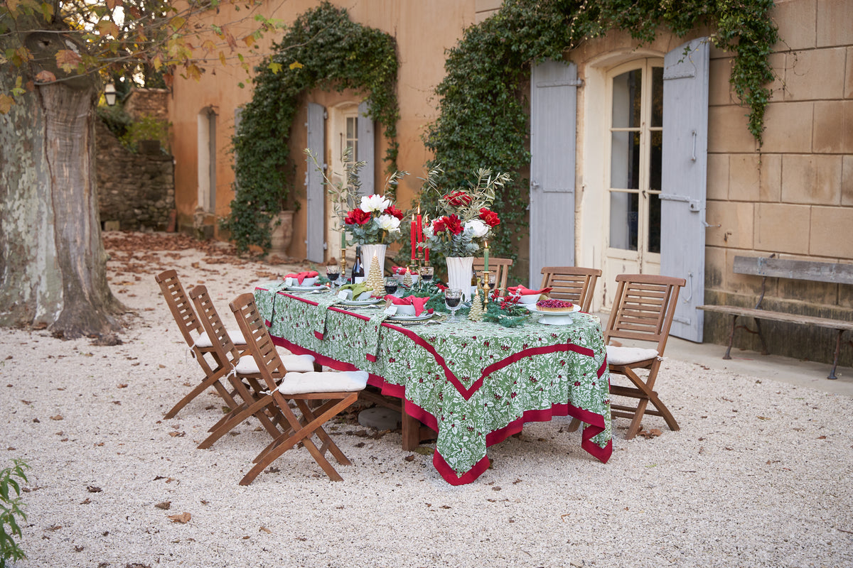Baies de houx Tablecloth in Red & Green