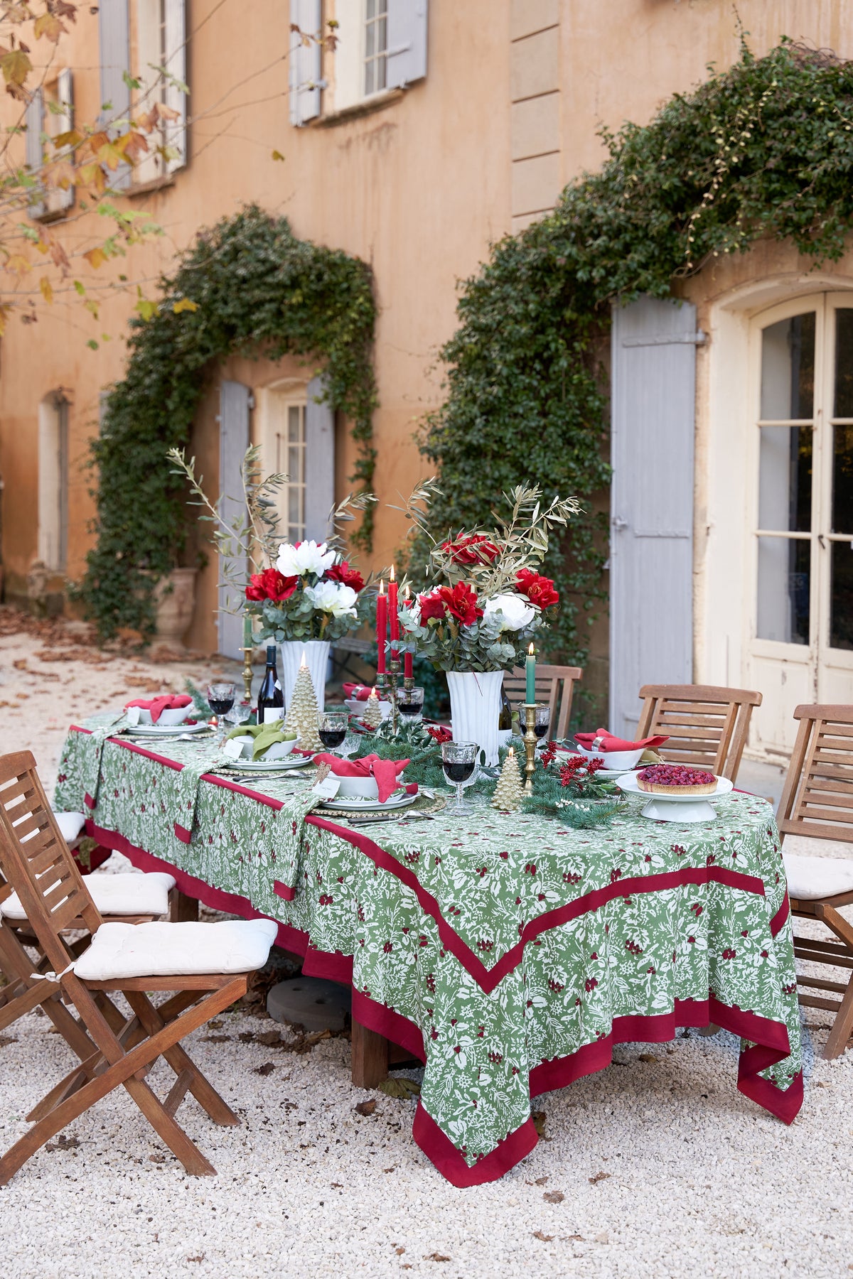 Baies de houx Tablecloth in Red & Green