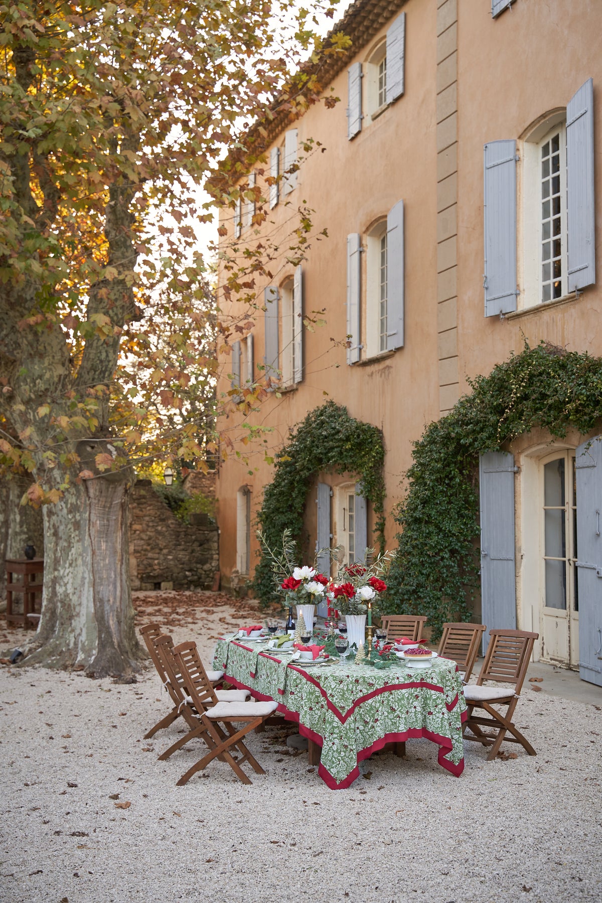 Baies de houx Tablecloth in Red & Green