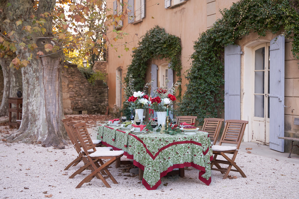 Baies de houx Tablecloth in Red & Green