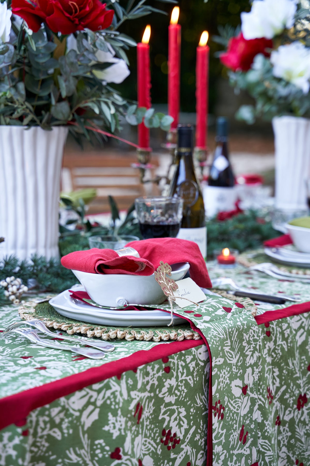 Baies de houx Tablecloth in Red & Green