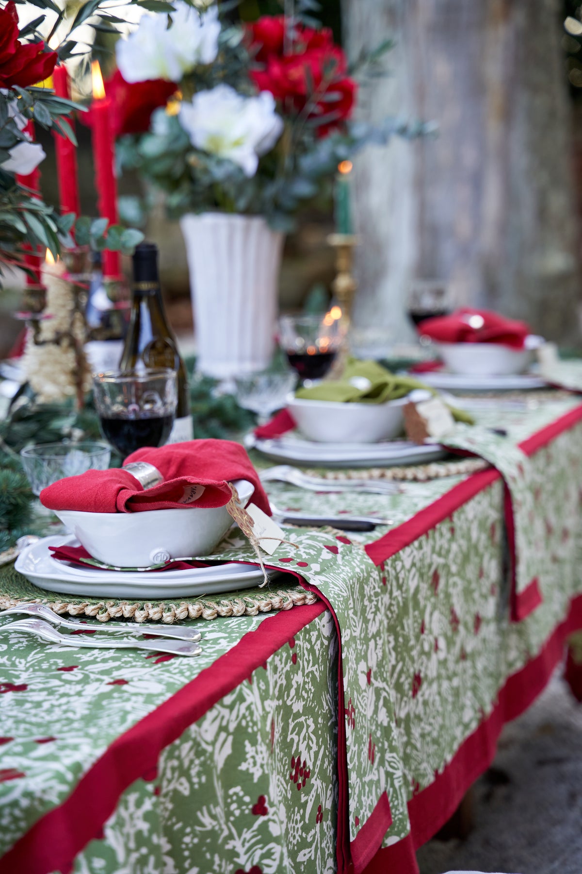 Baies de houx Tablecloth in Red & Green