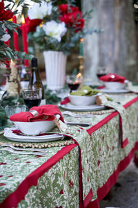 Baies de houx Tablecloth in Red & Green