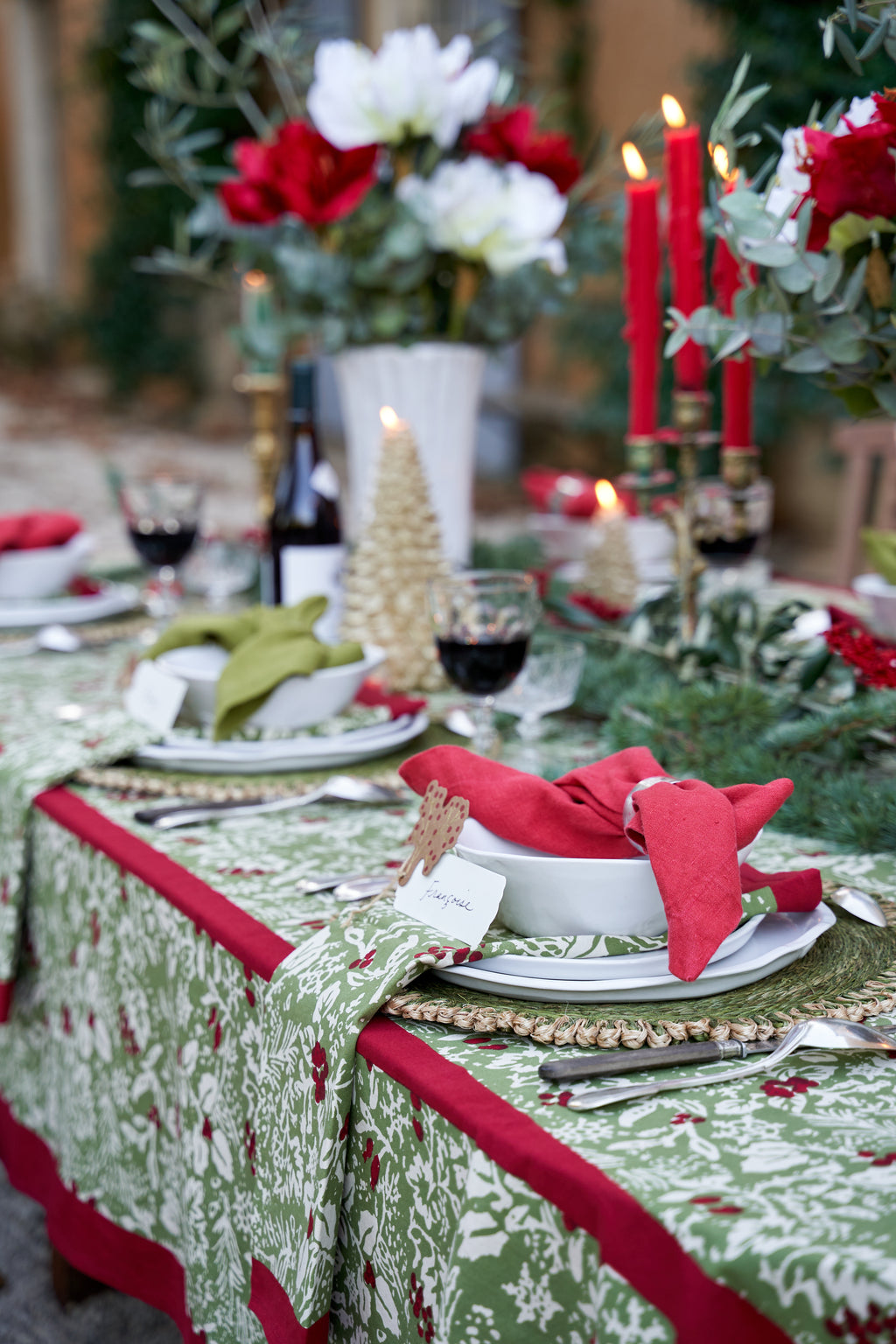 Baies de houx Tablecloth in Red & Green