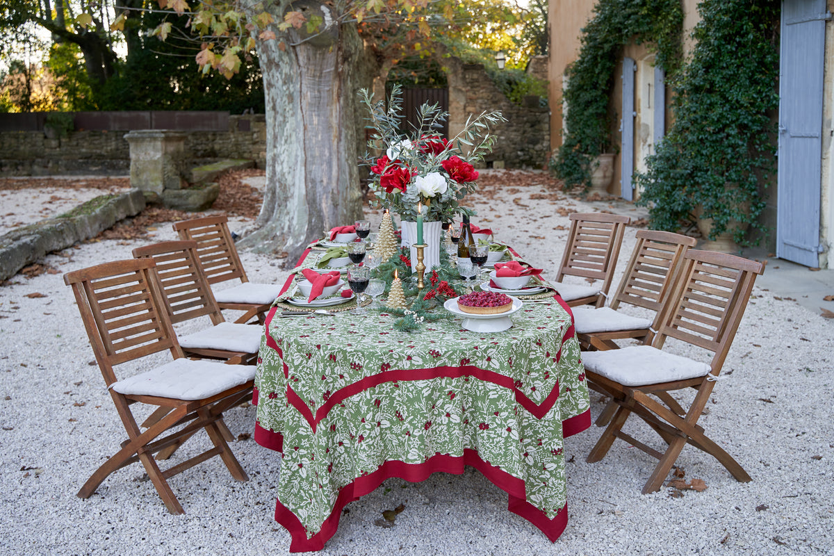 Baies de houx Tablecloth in Red & Green