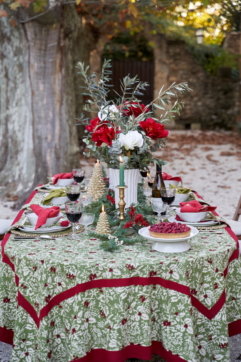 Baies de houx Tablecloth in Red & Green