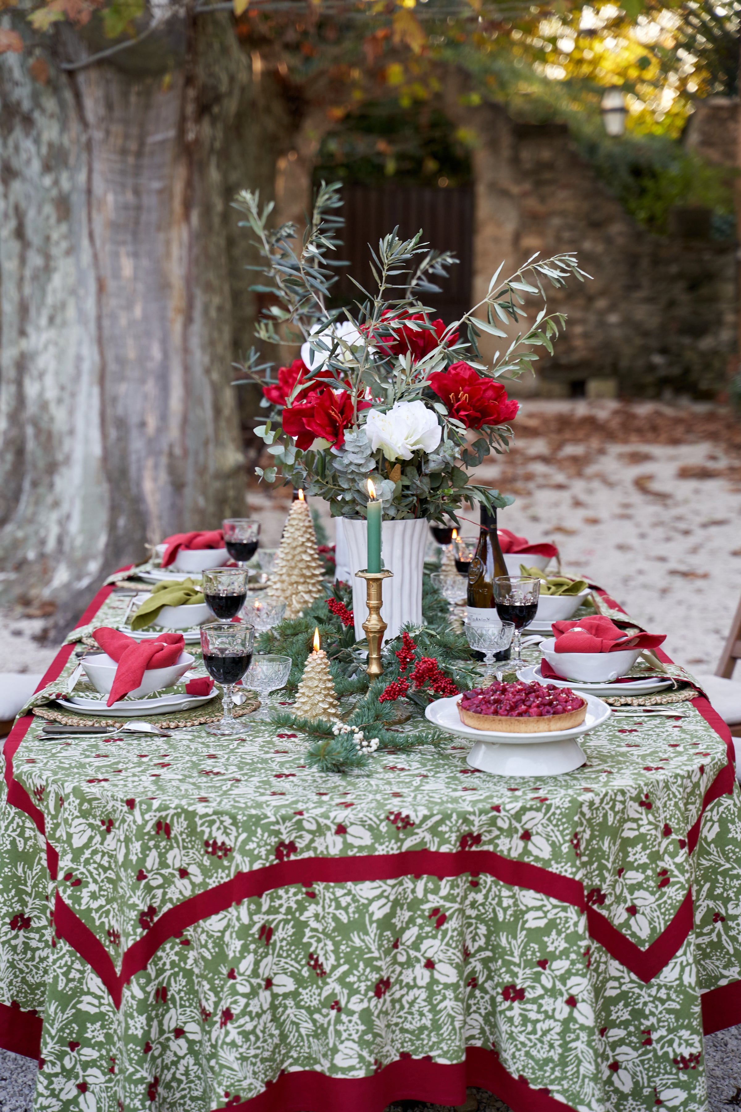 Baies de houx Tablecloth in Red & Green