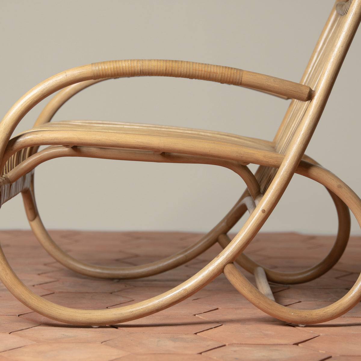 loup rattan lounge chair side