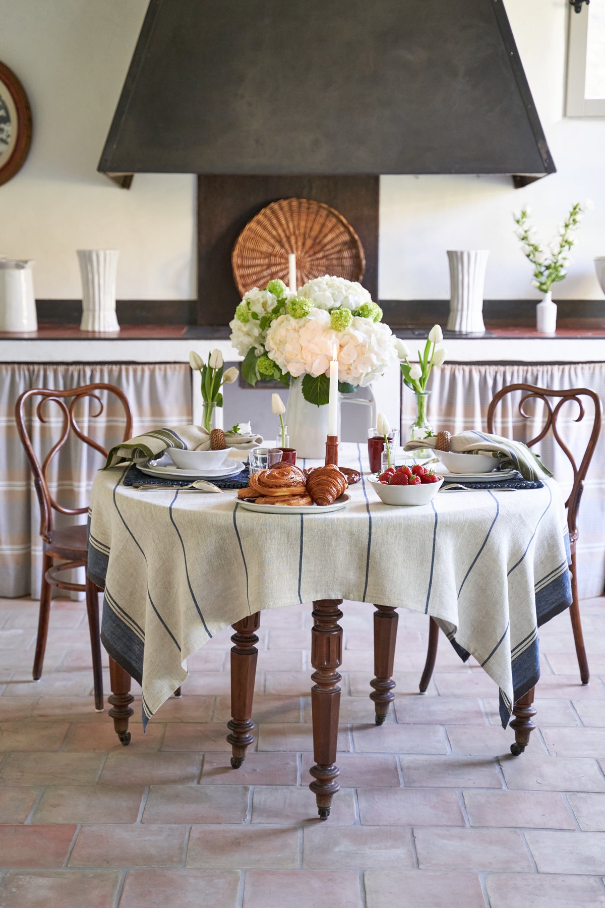 Eze 60x60 Tablecloth in Ivory & Blue