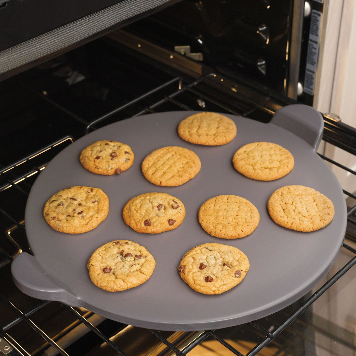 Glazed Cordierite Pizza Stone With Handles 13" in Grey