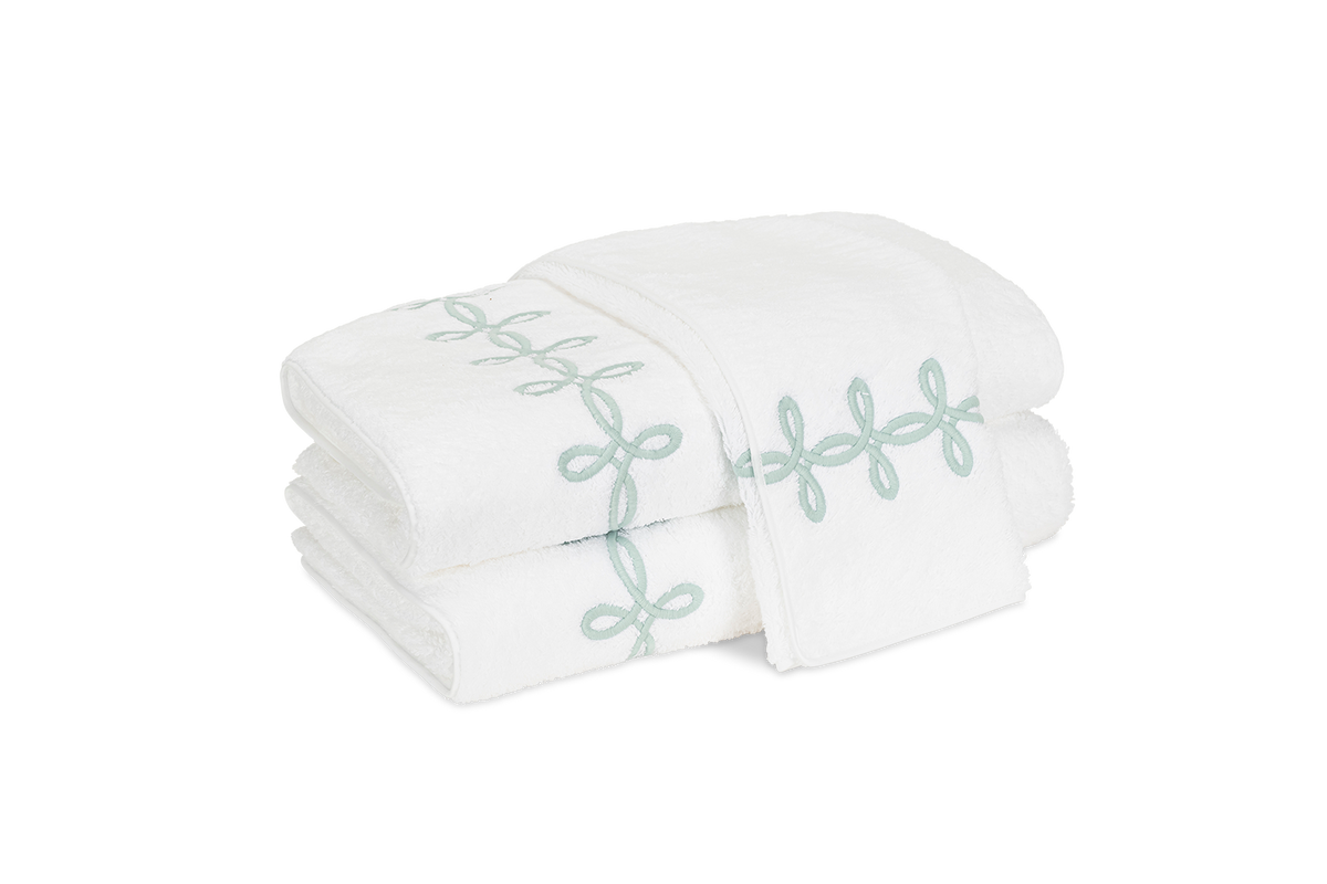 Gordian Knot Bath Towel
