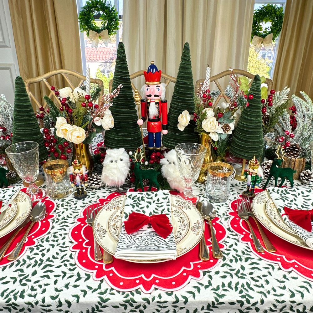 Green leaf tablecloth and red ava luxury placemats red velvet bows