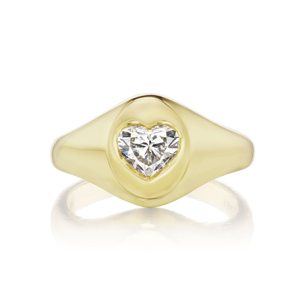 The Signet Ring in Yellow Gold with Heart Diamond features a smooth, polished 18k yellow gold band and a dazzling heart-shaped diamond set at its center.