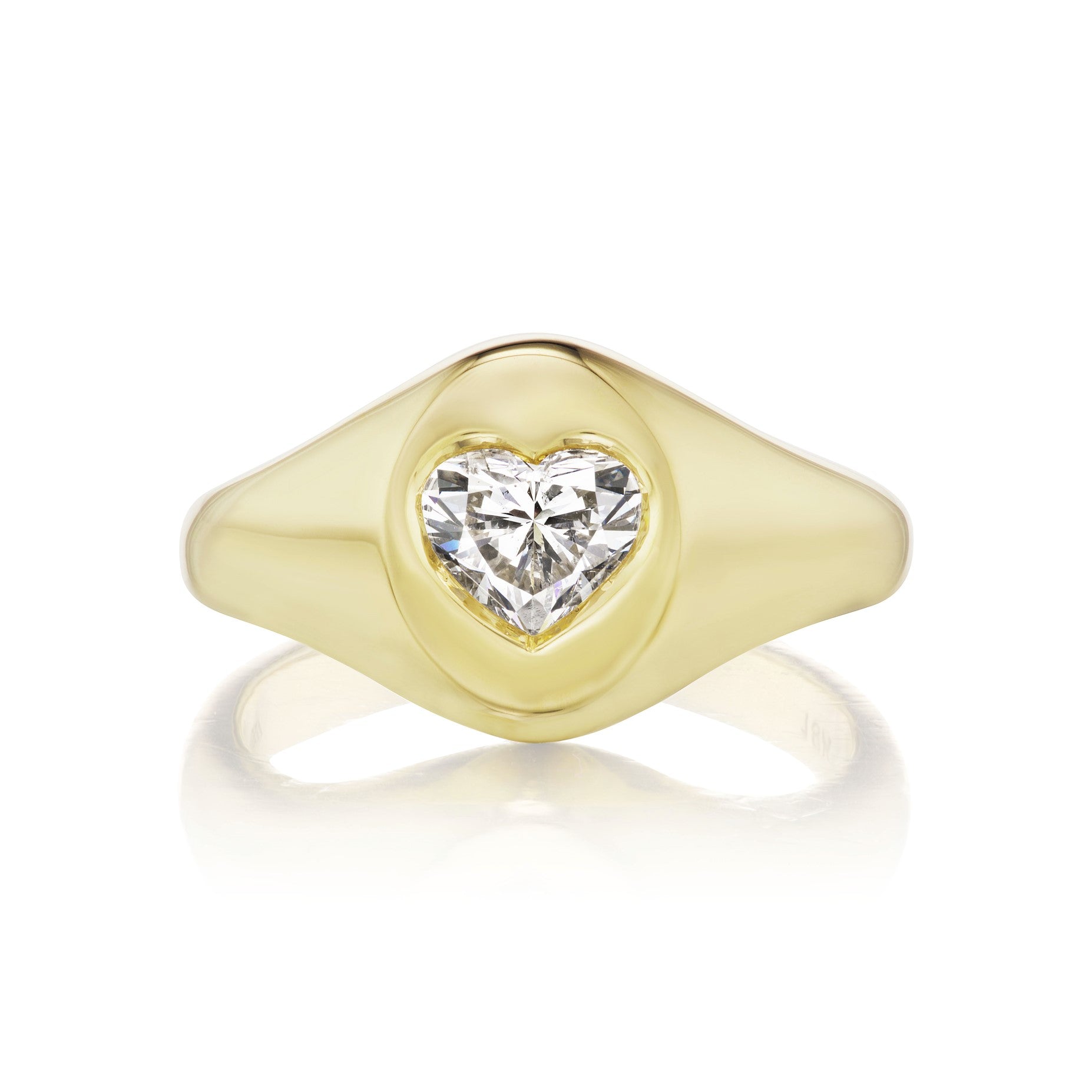 The Signet Ring in Yellow Gold with Heart Diamond features a smooth, polished 18k yellow gold band and a dazzling heart-shaped diamond set at its center.