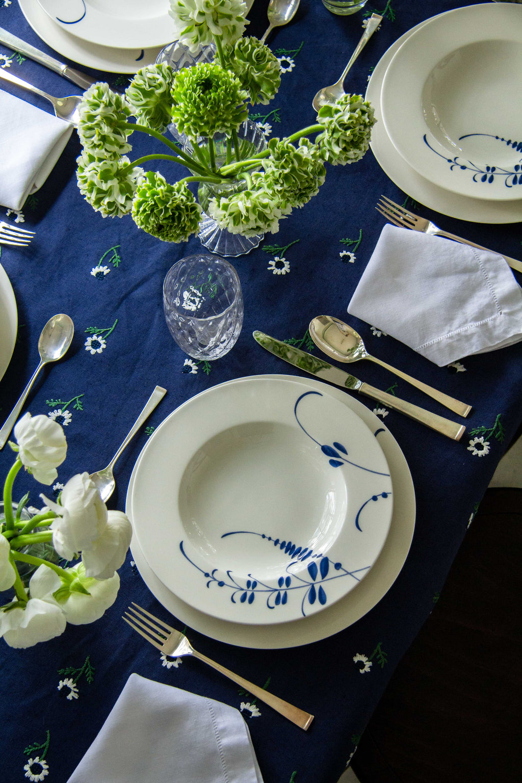 Manzanilla Rectangular Tablecloth in Navy