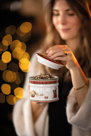 Winter Bakery Delight Small Pastry Box in Multi