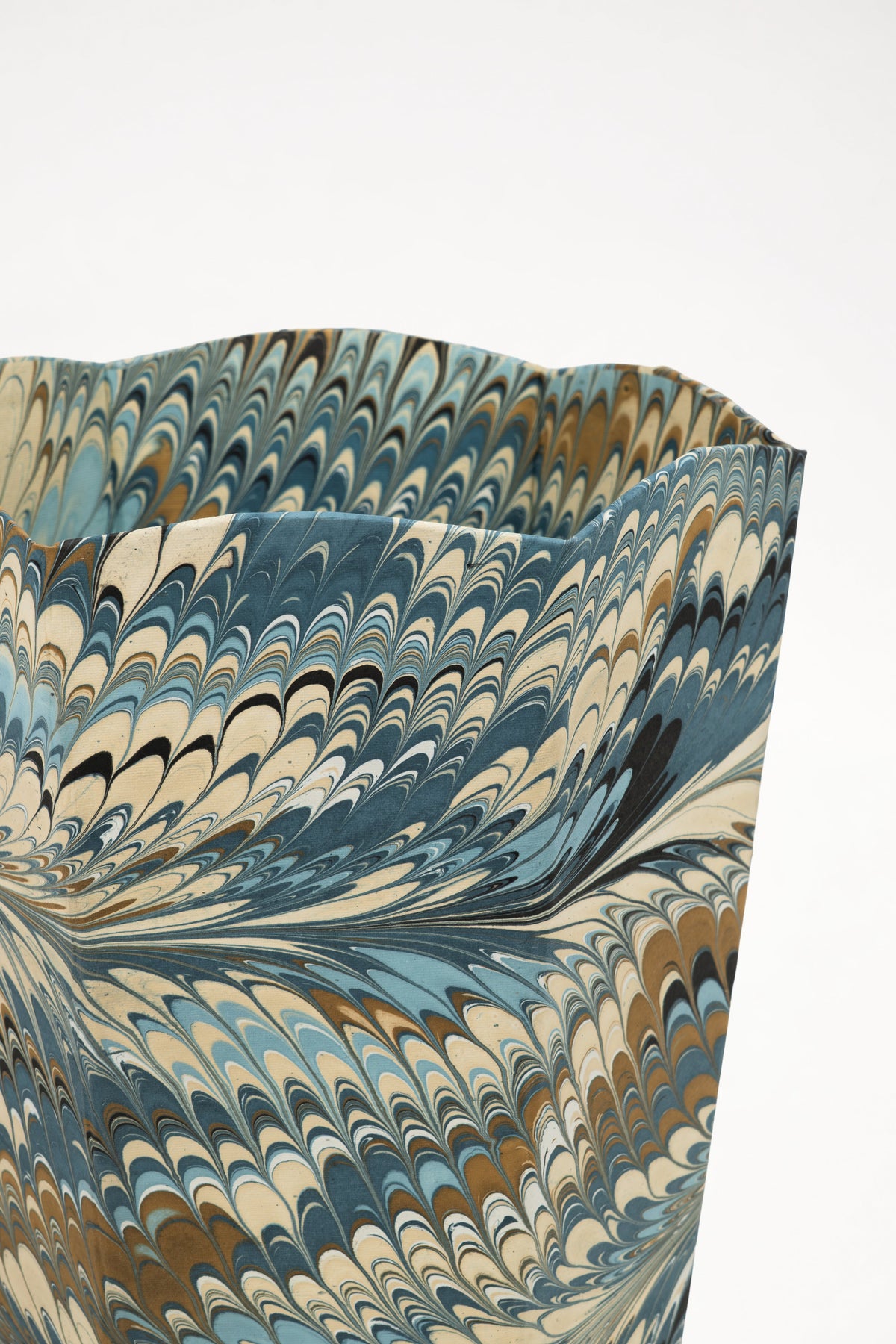 Hand-marbled scallop waste bin with blue/beige/brown feather patterns - Inner Child
