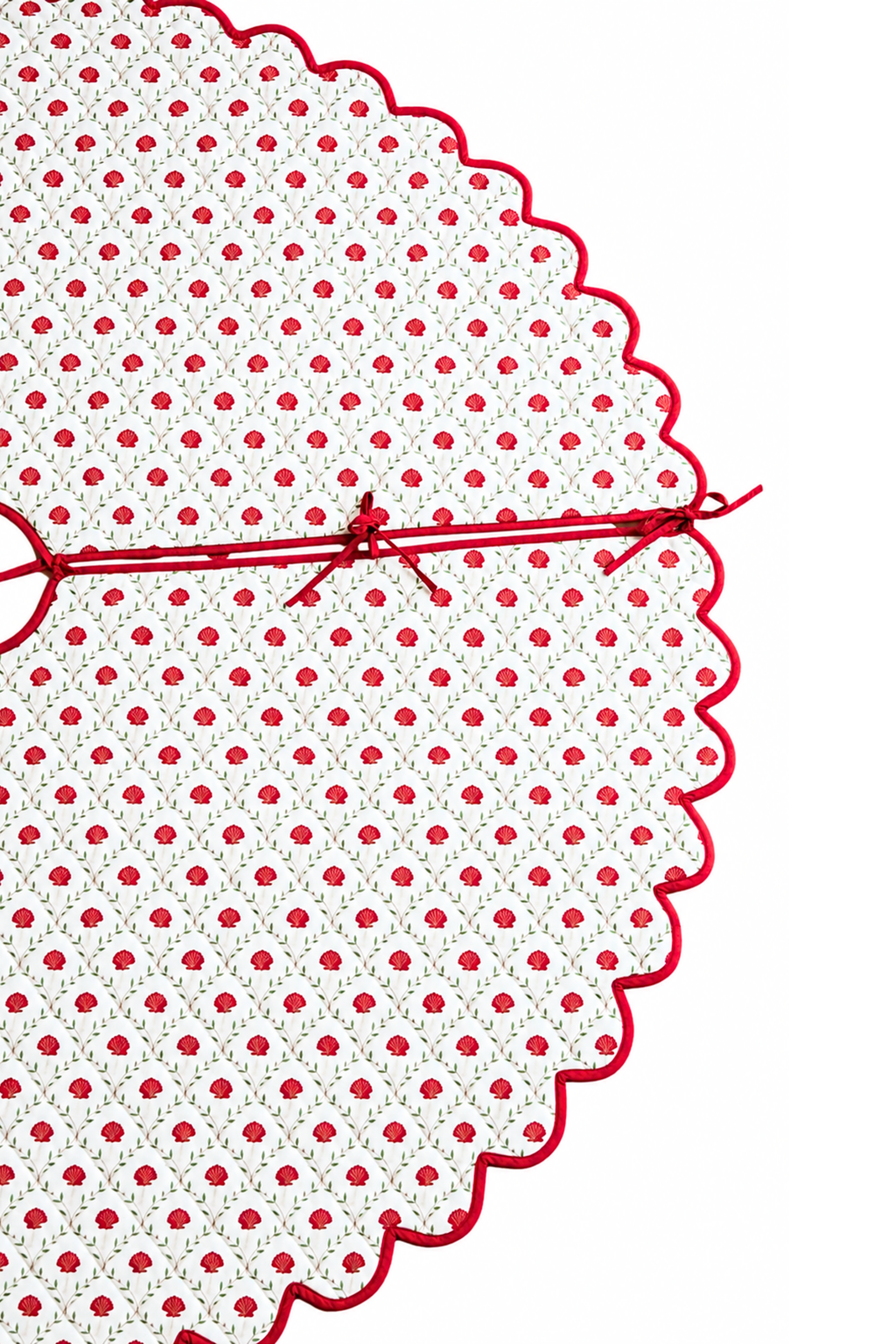 Scalloped Blockprint Quilted Tree Skirt in Holiday Seashell