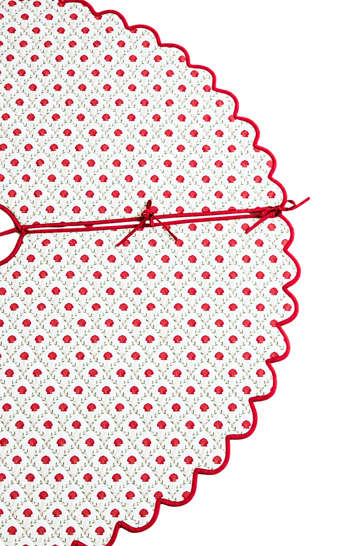 Scalloped Blockprint Quilted Tree Skirt in Holiday Seashell