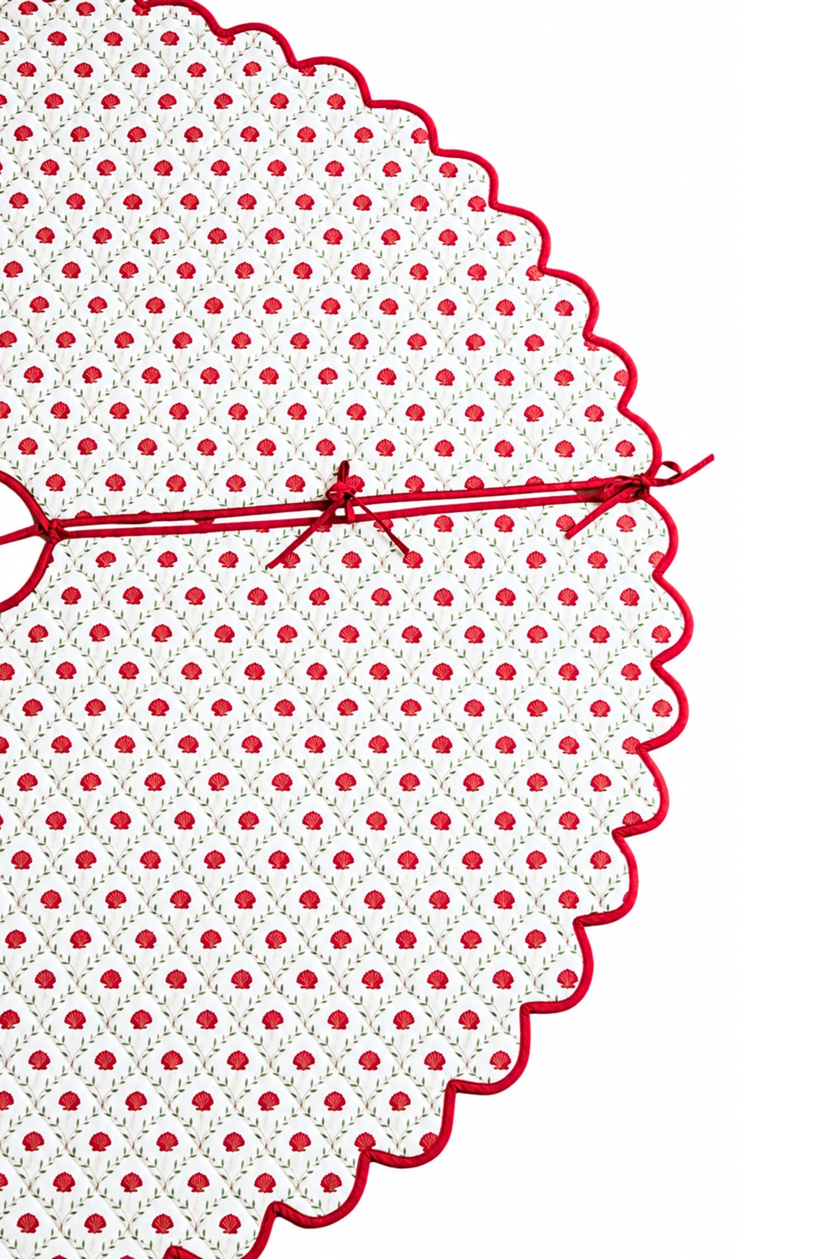 Scalloped Blockprint Quilted Tree Skirt in Holiday Seashell