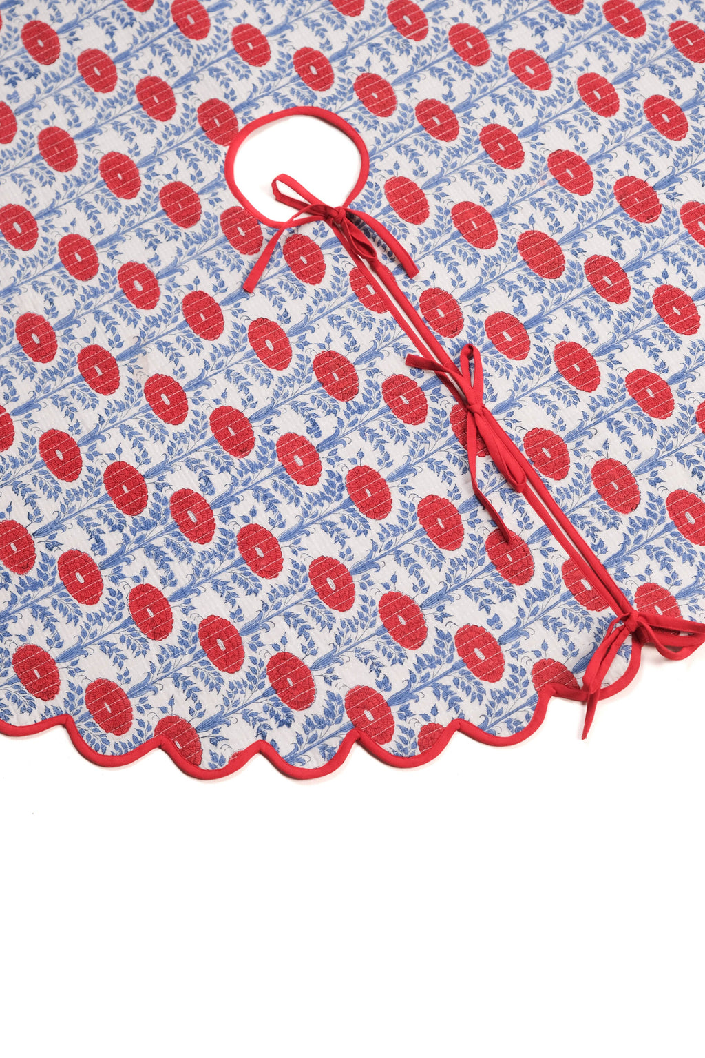 Scallop-edged Araminta Red blockprint quilted tree skirt