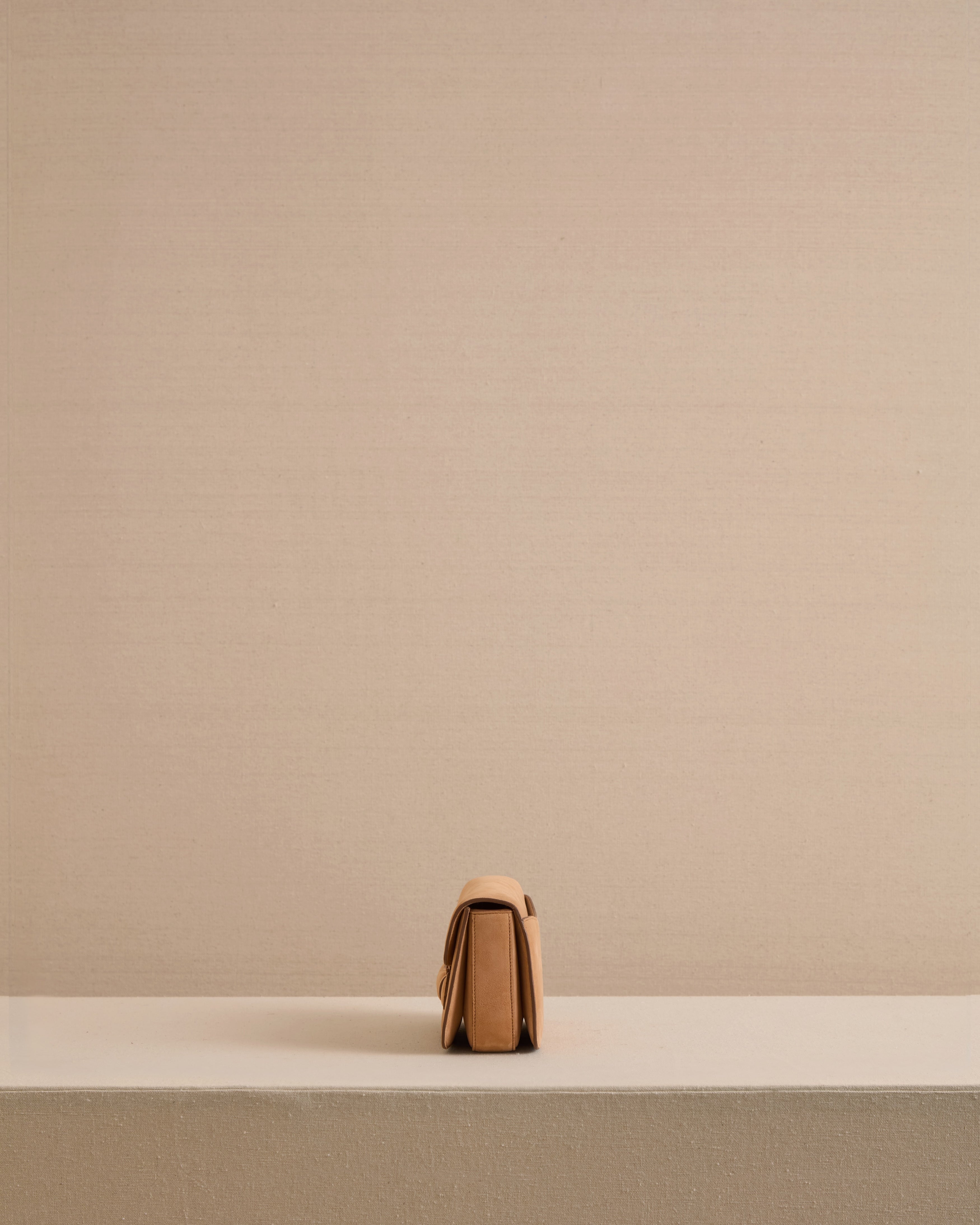 Romy Clutch in Suede Camel
