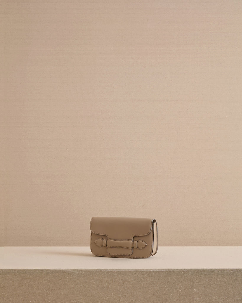 Romy Clutch in Vacchetta Mushroom