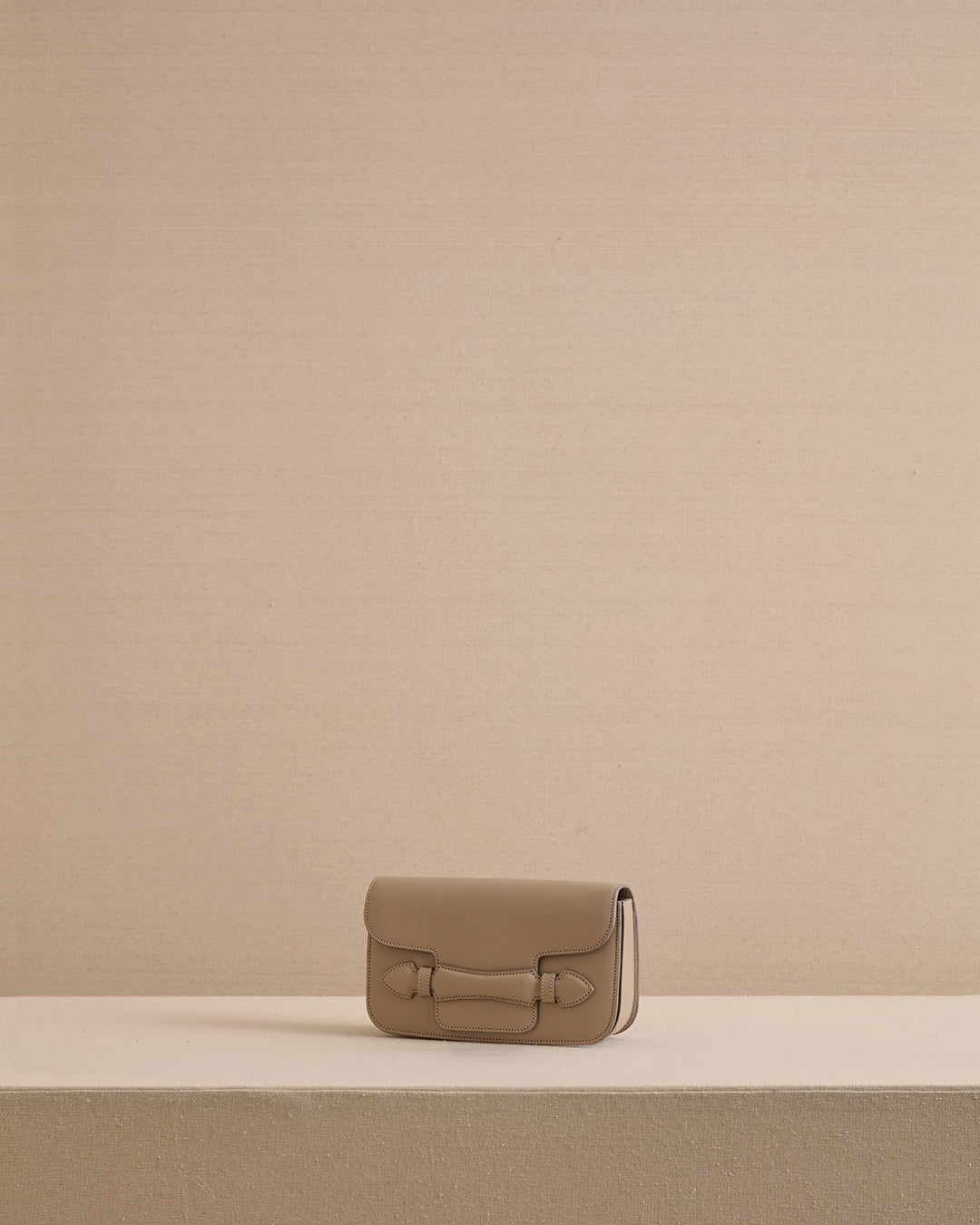 Romy Clutch in Vacchetta Mushroom