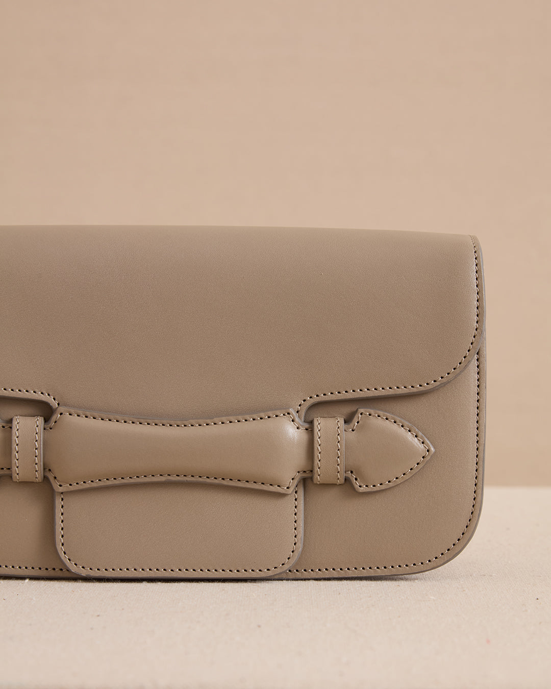 Romy Clutch in Vacchetta Mushroom
