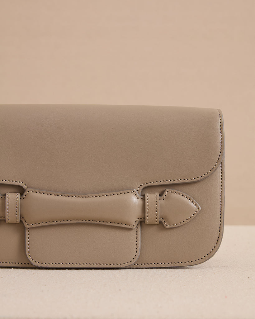 Romy Clutch in Vacchetta Mushroom