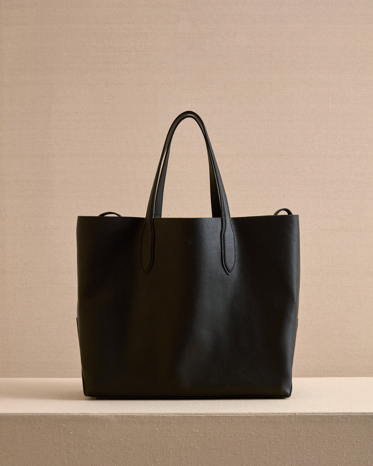 Eleanor 42 Tote in Black