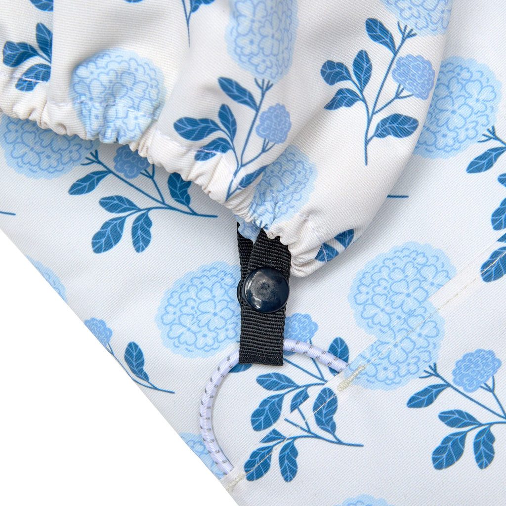 Kids and women's blue floral hydrangea mittens for boys and girls, featuring warm insulation, soft fleece lining, and waterproof exterior, designed for skiing and winter snow sports to keep hands warm in cold weather