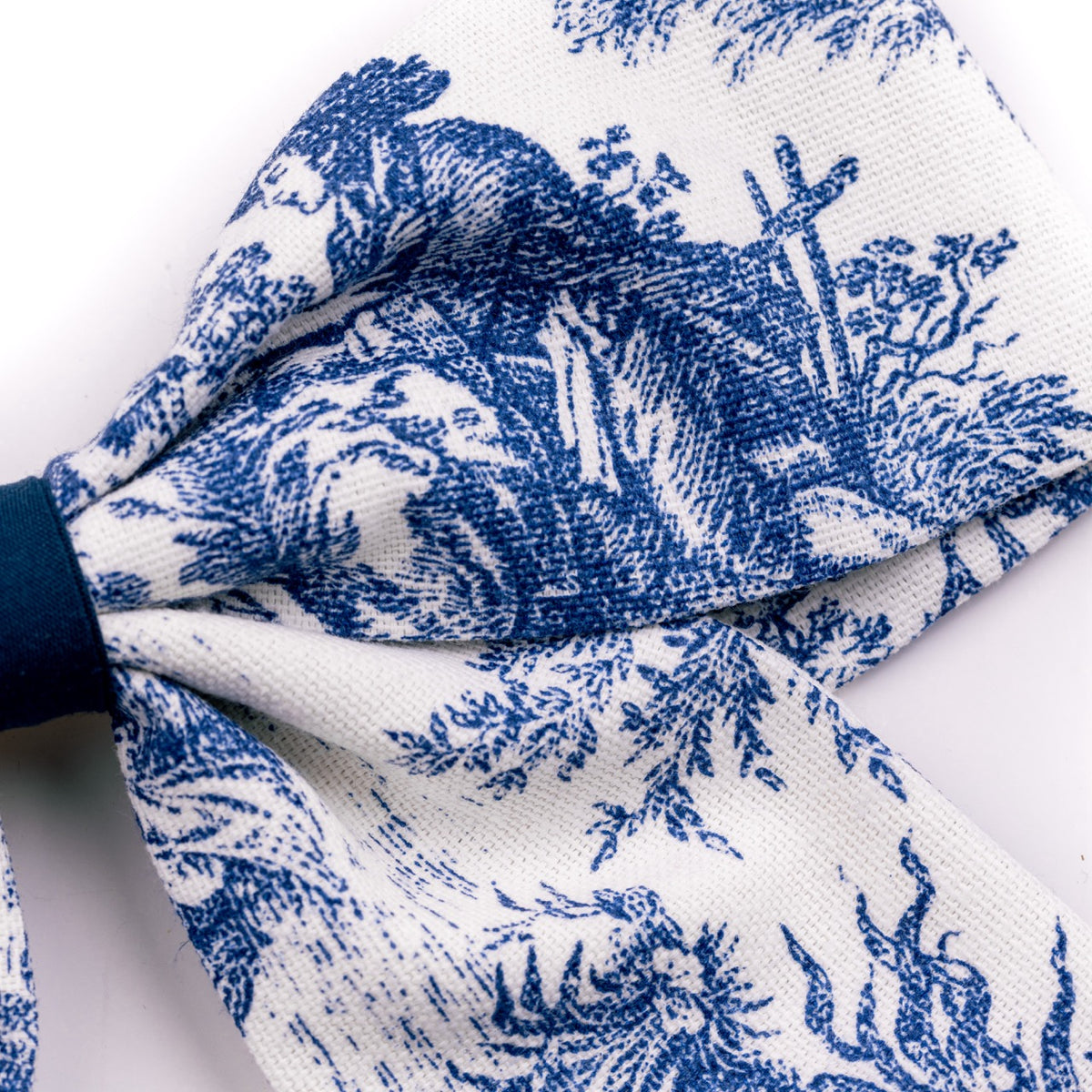 Farmhouse Toile Bow in Navy