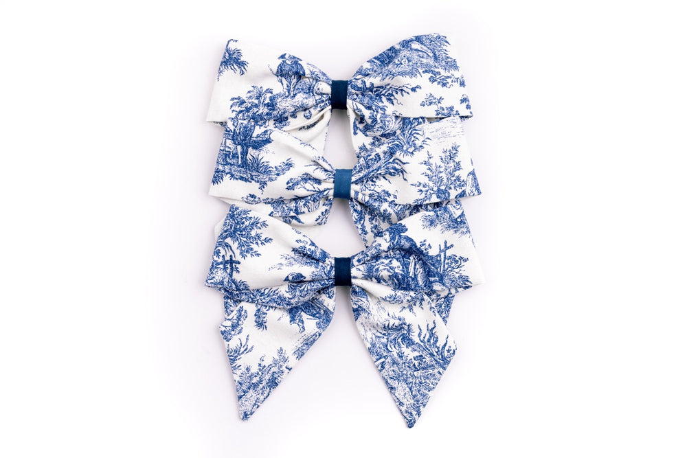 Farmhouse Toile Bow in Navy