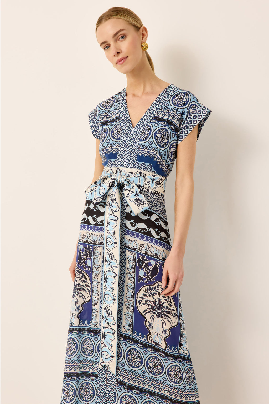 Short sleeve blue and white tropical printed midi dress