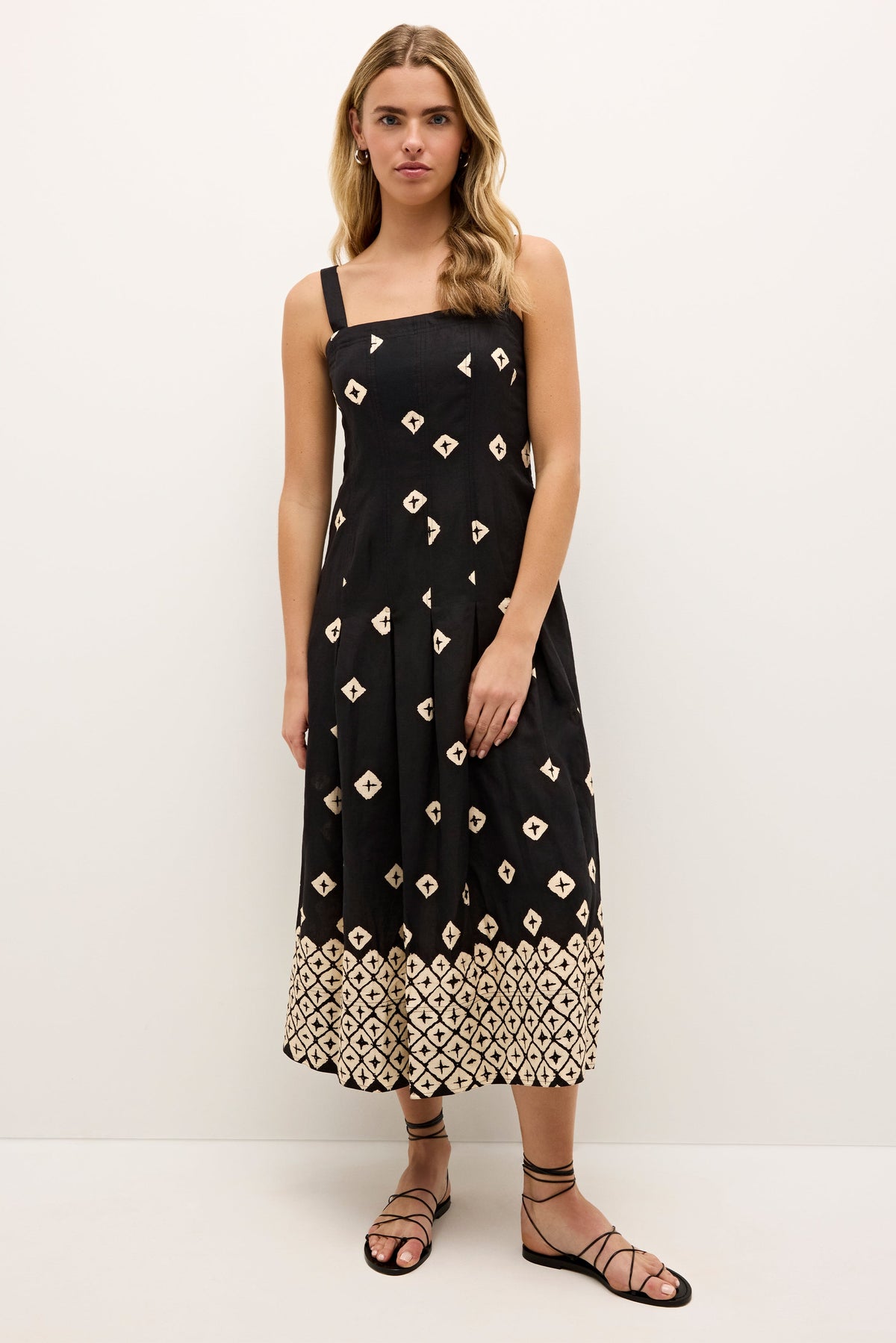 Sleeveless black midi dress with square neckline and geometric print 