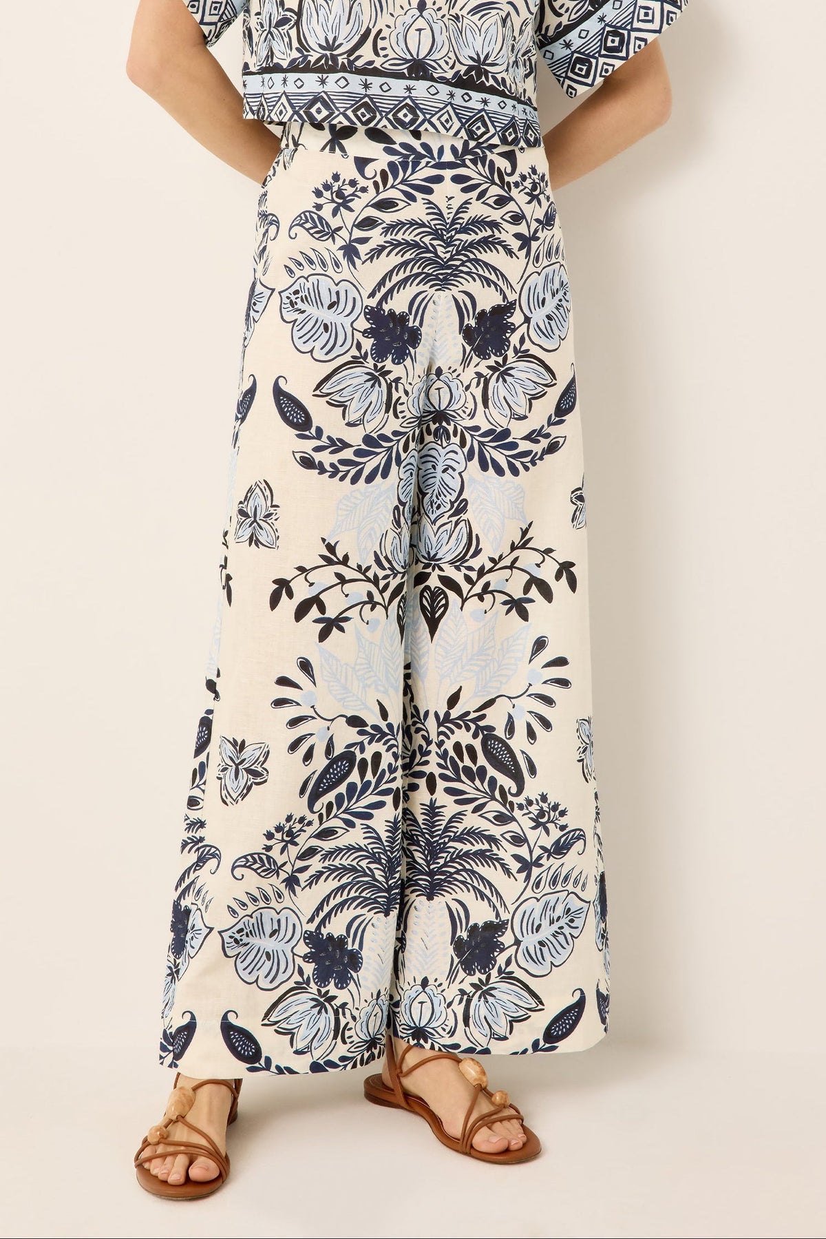 Blue and white floral printed wide-leg pant