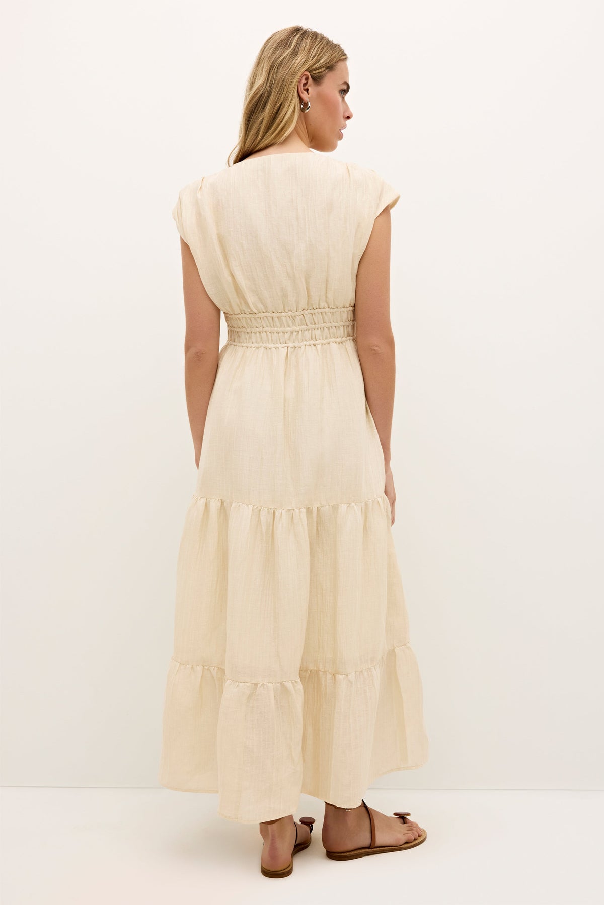 Sleeveless cream dress with flared skirt and airy cotton fabric 