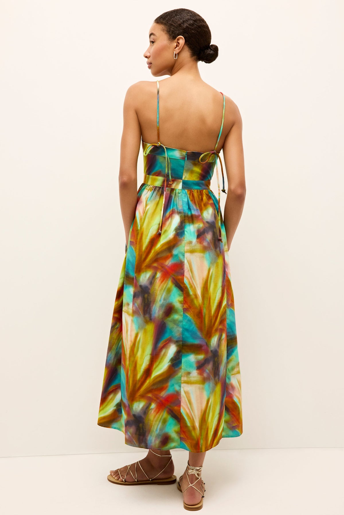 Softly structured maxi dress with a vivid all-over print and side pockets 