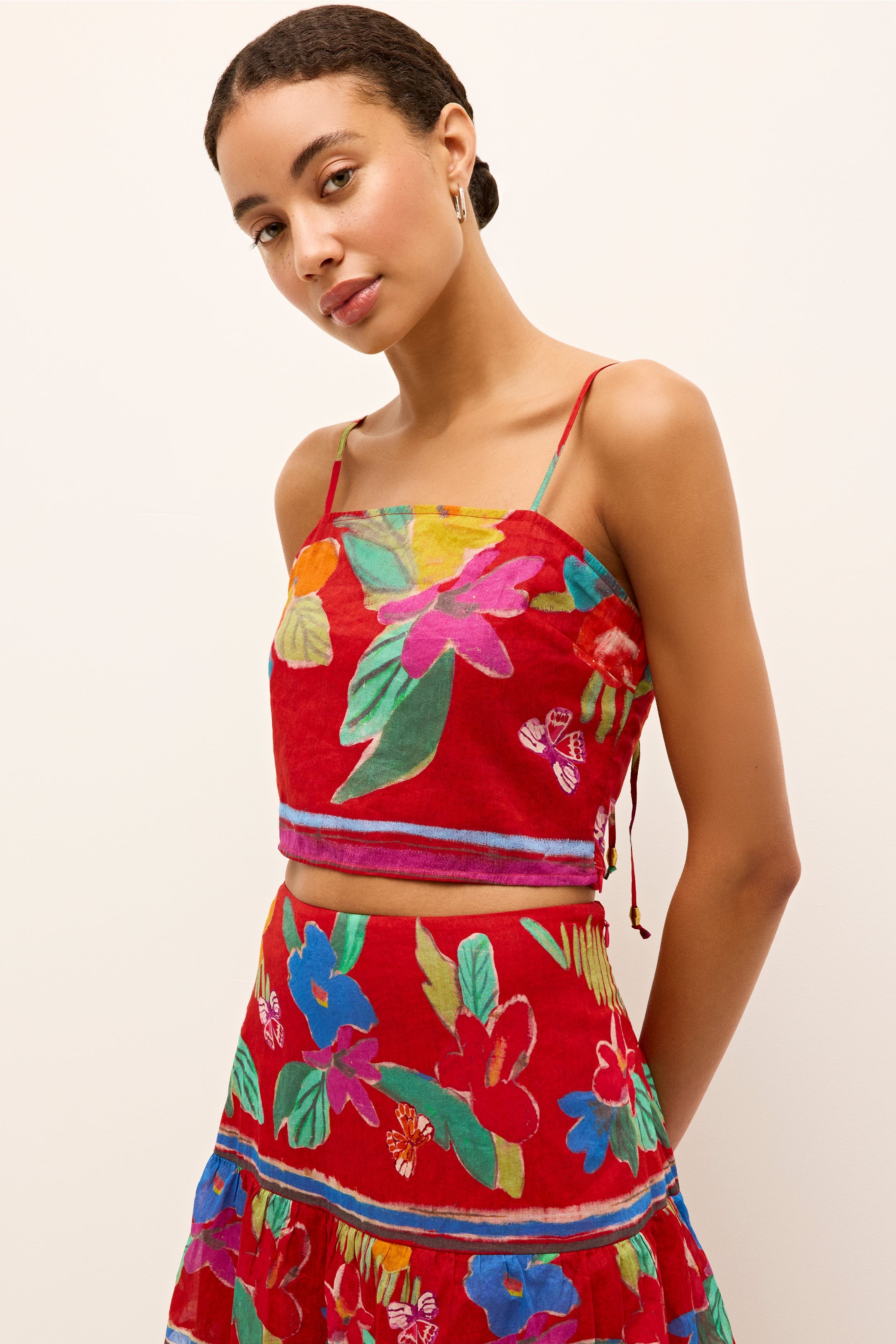 Floral crop top with straight neckline and a summery, playful look 