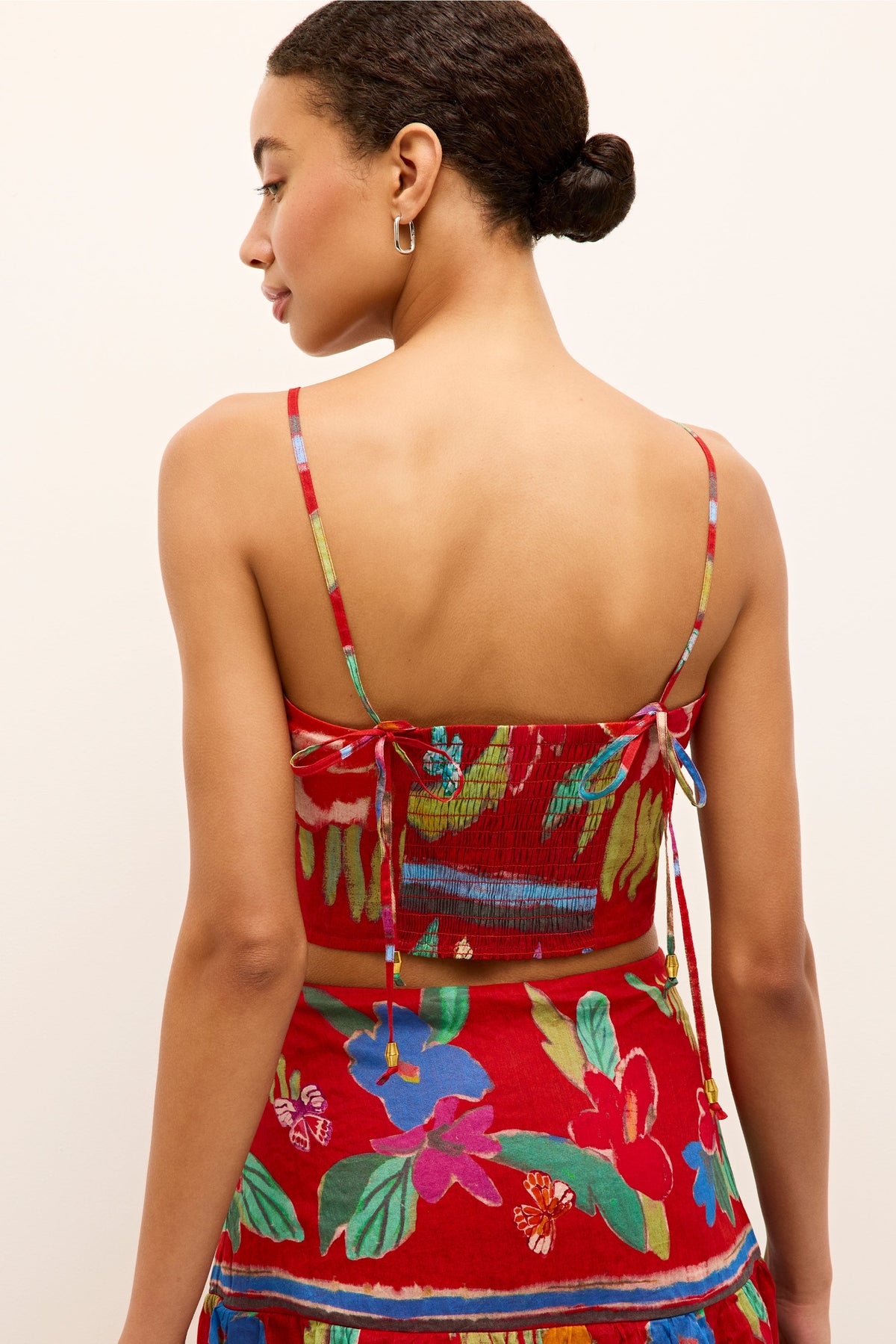 Fitted sleeveless top with square neckline and colorful botanical pattern 