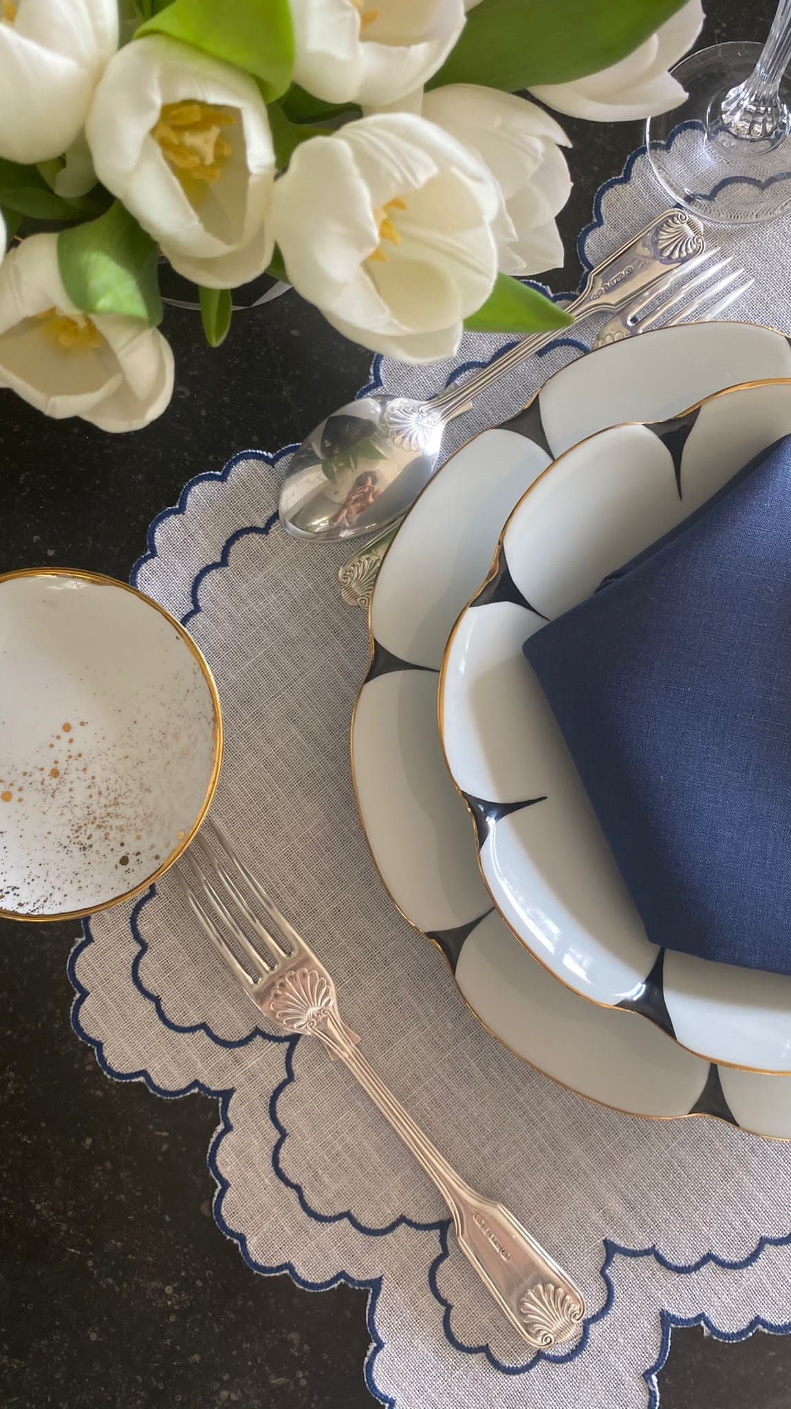 Bilbao Linen Placemat in White with Navy