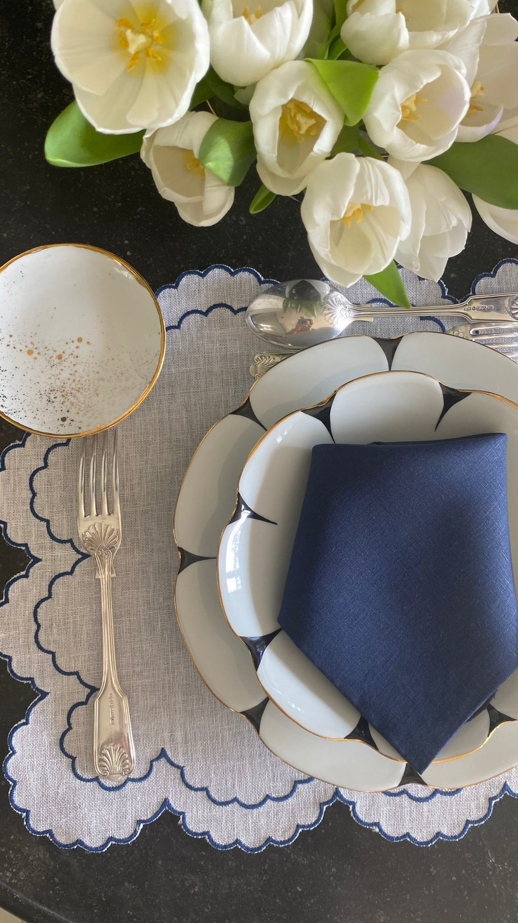 Bilbao Linen Placemat in White with Navy